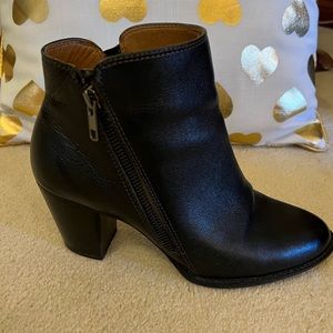 Sofft women’s back heel boot.